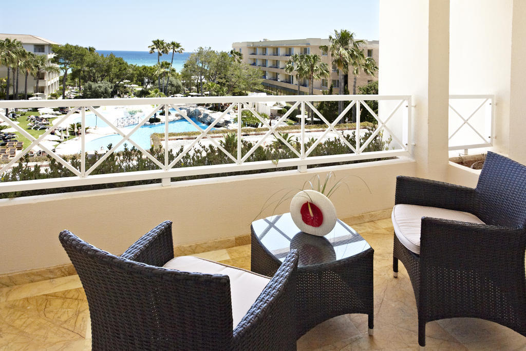 自然公园与水疗集团酒店 穆罗海滩 客房 照片 A balcony at the Hilton Nicosia
